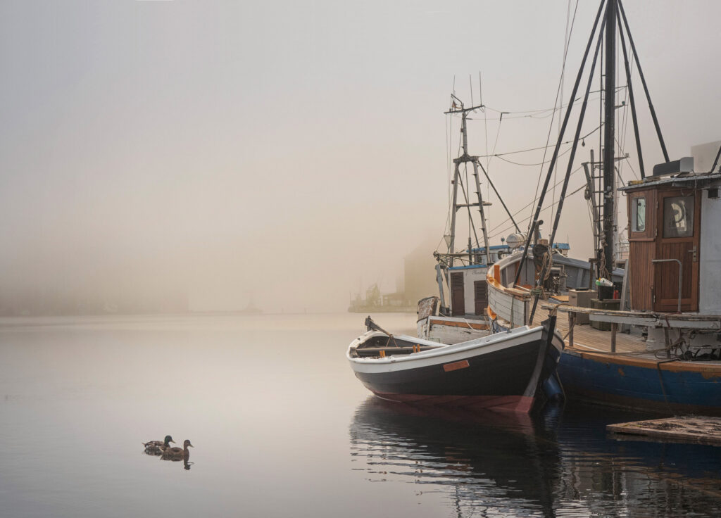 Alte Kutter im Museumshafen Flensburg bei Nebel