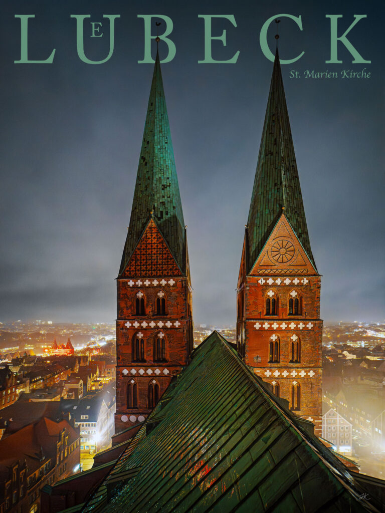 Blick auf die Türme der St. Marien Kirche in Lübeck bei Nacht